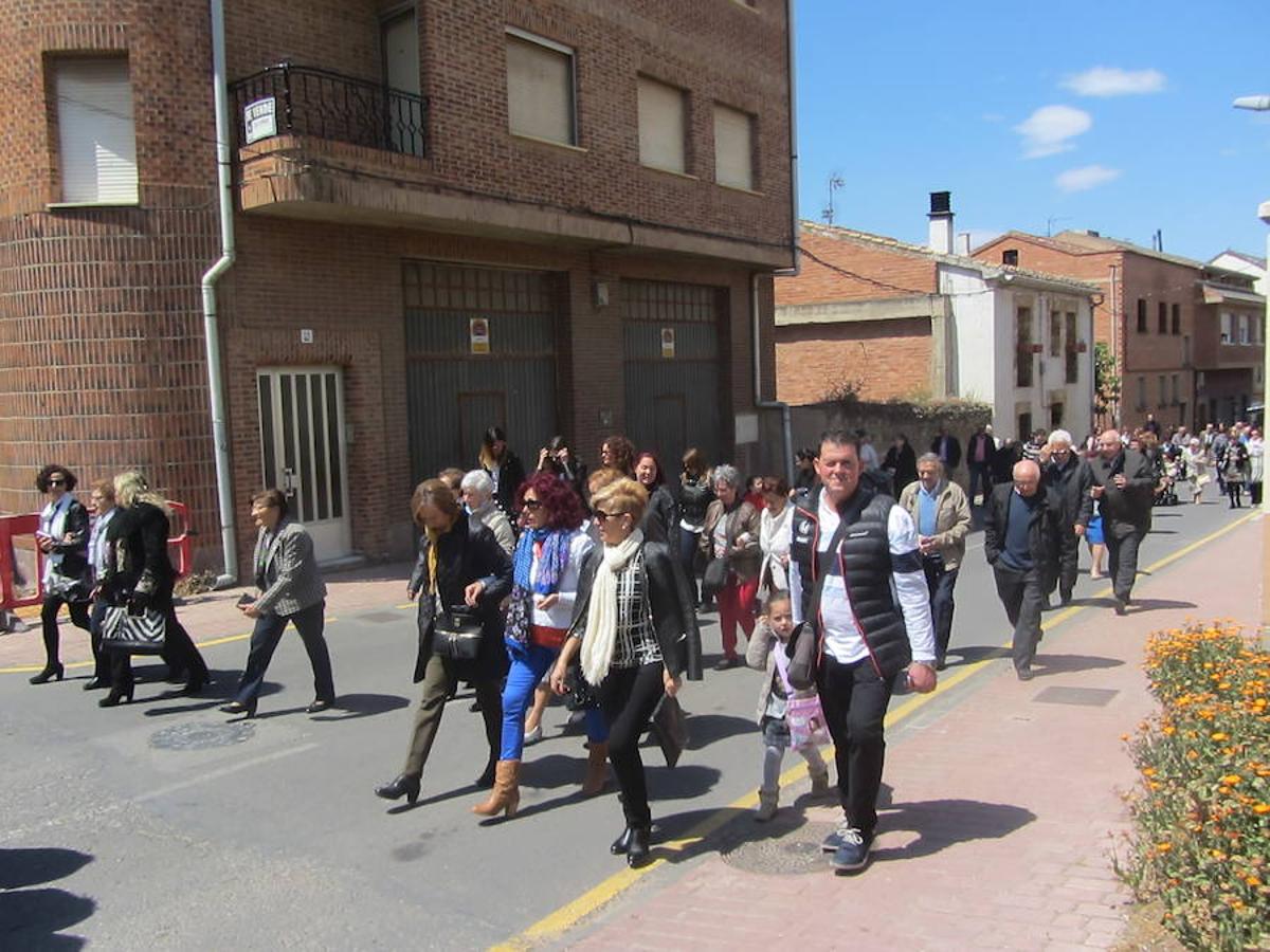 Imágenes correspondientes la procesión de San Isidro en el último día de las fiestas de Villamediana de Iregua. Los vecinos han participado de la tradición de honrar al patrón de los agricultores. 