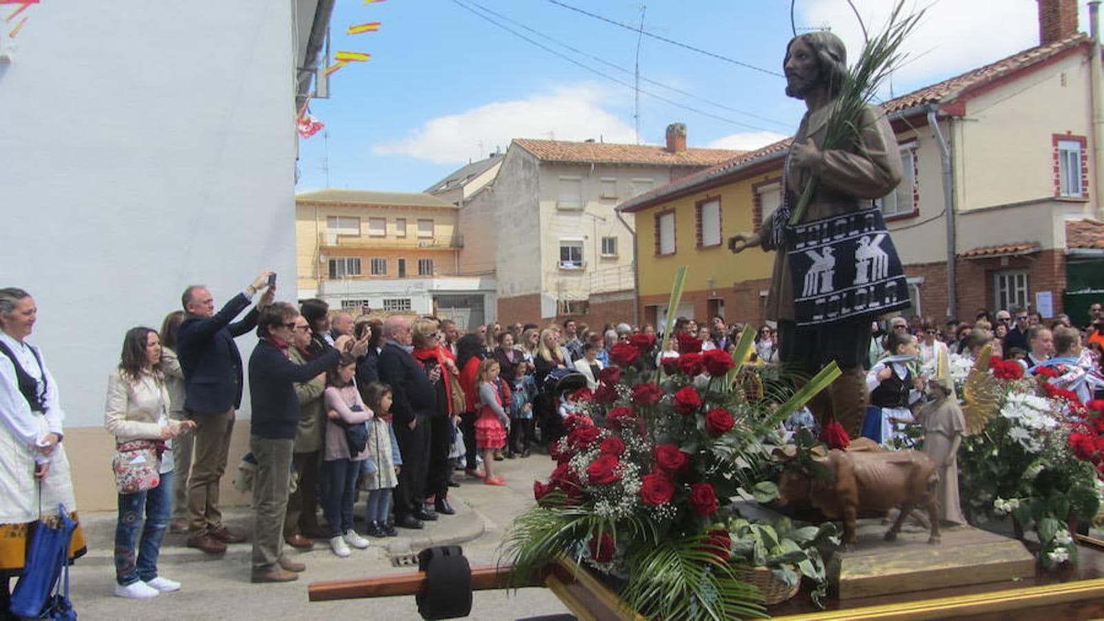 Imágenes correspondientes la procesión de San Isidro en el último día de las fiestas de Villamediana de Iregua. Los vecinos han participado de la tradición de honrar al patrón de los agricultores. 