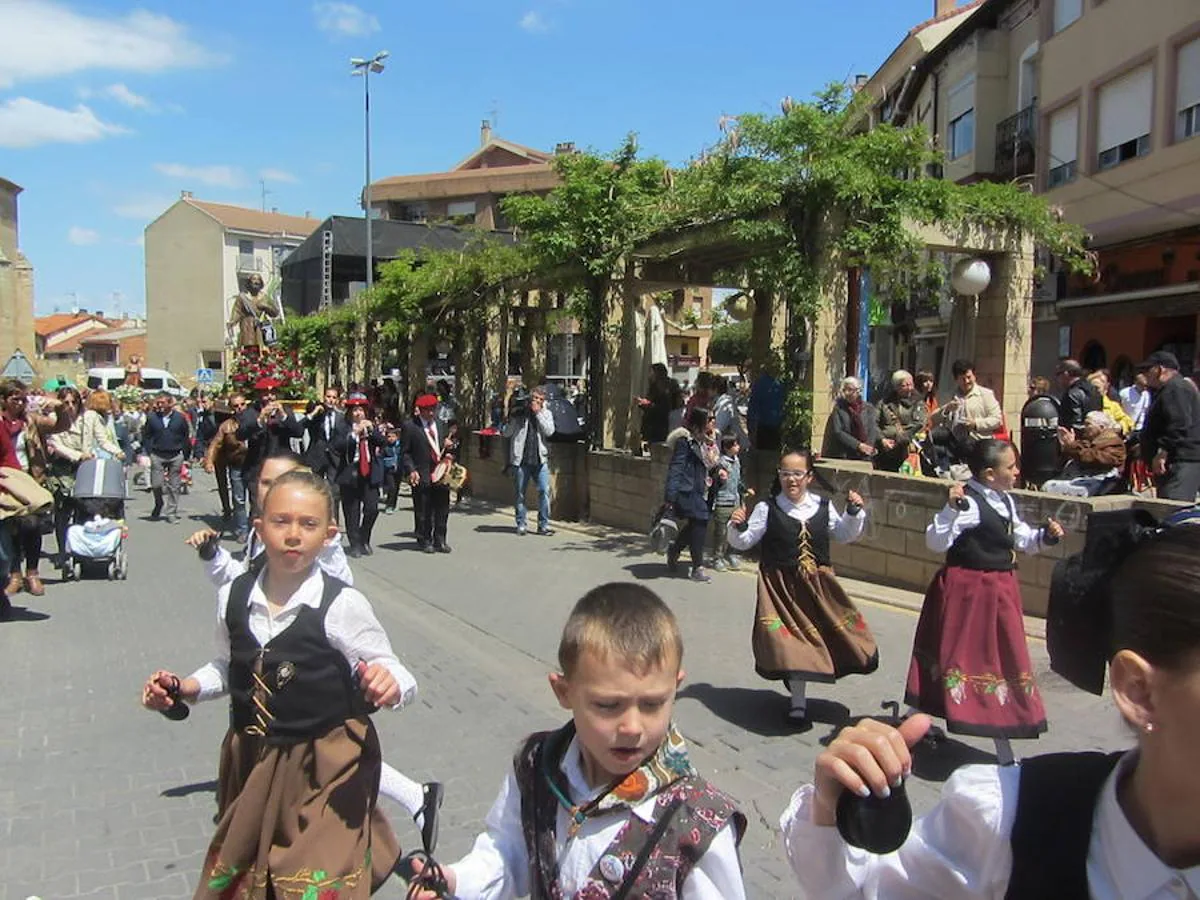 Imágenes correspondientes la procesión de San Isidro en el último día de las fiestas de Villamediana de Iregua. Los vecinos han participado de la tradición de honrar al patrón de los agricultores. 