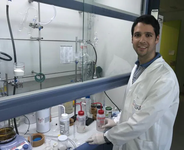 Alberto Fernández Tejada, en las instalaciones del CIC bioGUNE, en Bilbao, donde encabeza un grupo de investigación. :: 
