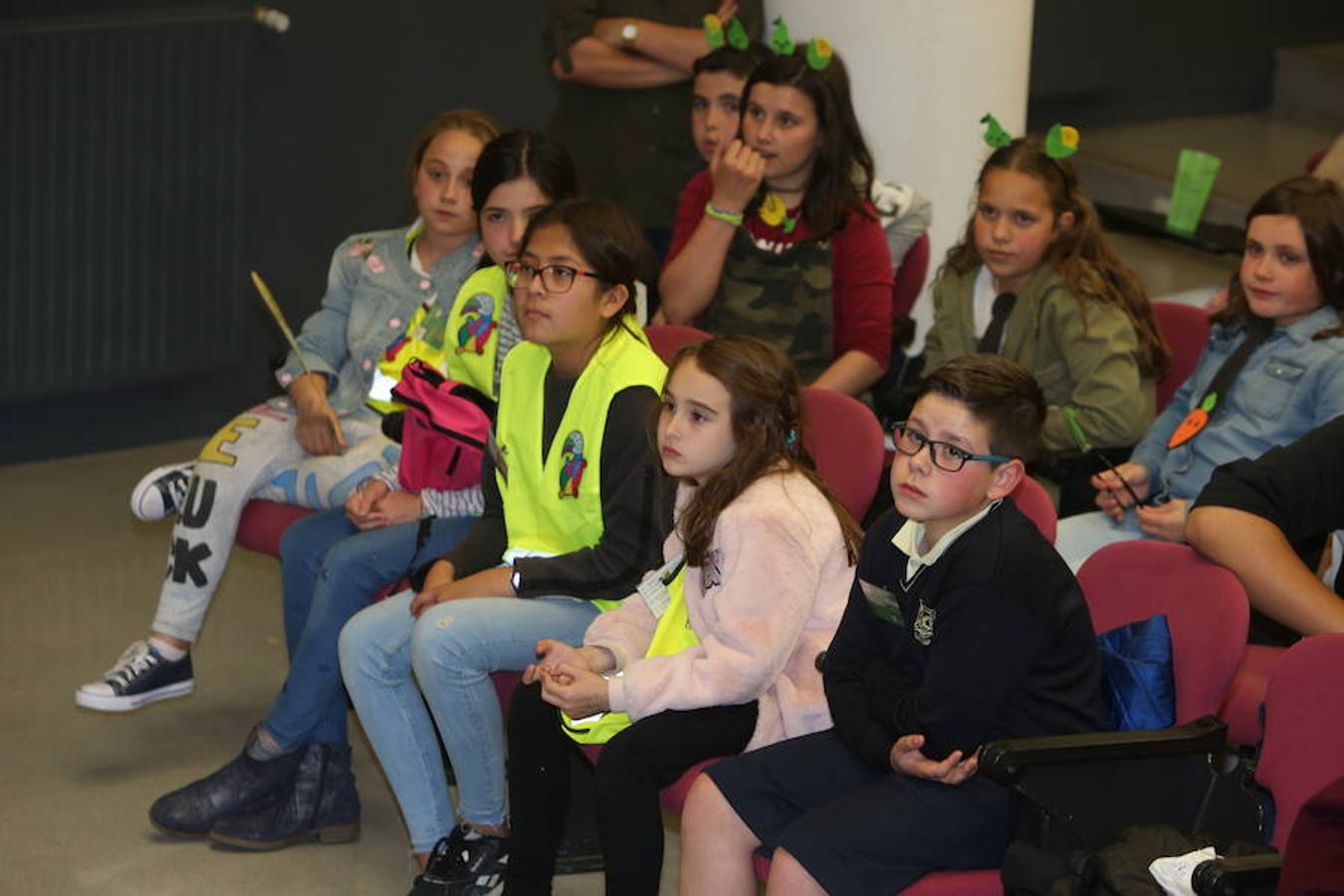 Unos 70 escolares han participado hoy en la VI Conferencia Ambiental Escolar Confint Rioja dentro del protrama Centros Educativos Hacia la Sostenibilidad (CEHS), promovido por las Consejerías de Agricultura, Ganadería y Medio Ambiente y Educación, Formación y Empleo.