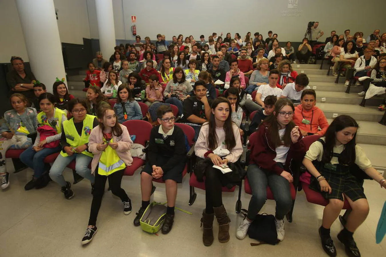 Unos 70 escolares han participado hoy en la VI Conferencia Ambiental Escolar Confint Rioja dentro del protrama Centros Educativos Hacia la Sostenibilidad (CEHS), promovido por las Consejerías de Agricultura, Ganadería y Medio Ambiente y Educación, Formación y Empleo.