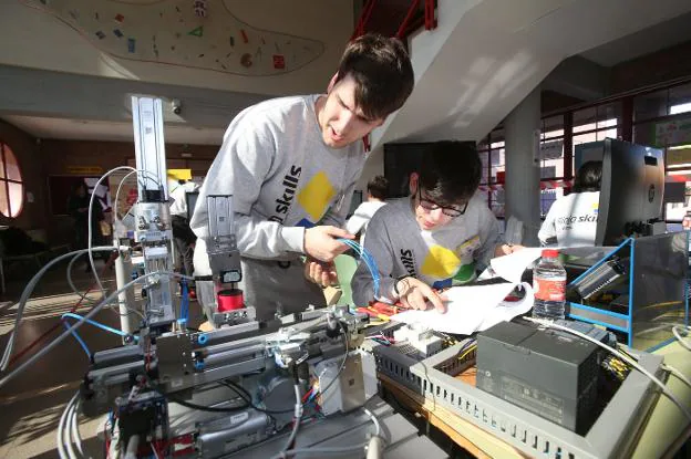 Participantes ayer en el campeonato RiojaSkills. :: juan marín