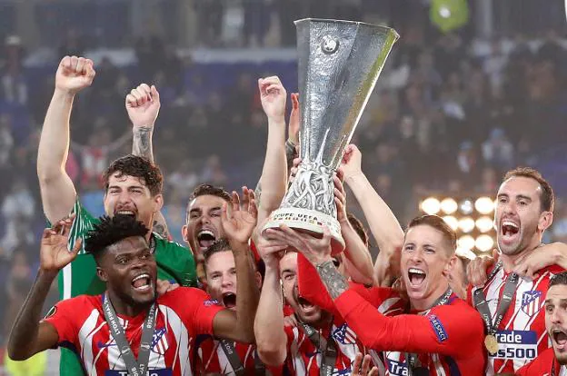 Los jugadores
del Atlético de Madrid
levantan el trofeo de la
Europa League tras
la victoria cosechada
en la final ante el
Olympique de Marsella.
:: Peter Cziborra / Reuters