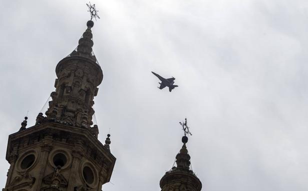 Uno de los aparatos del «desfile», sobre La Redonda