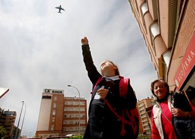 Imagen secundaria 1 - Las aeronaves se dejaron sentir en el centro de Logroño y los niños no las perdieron de vista. 