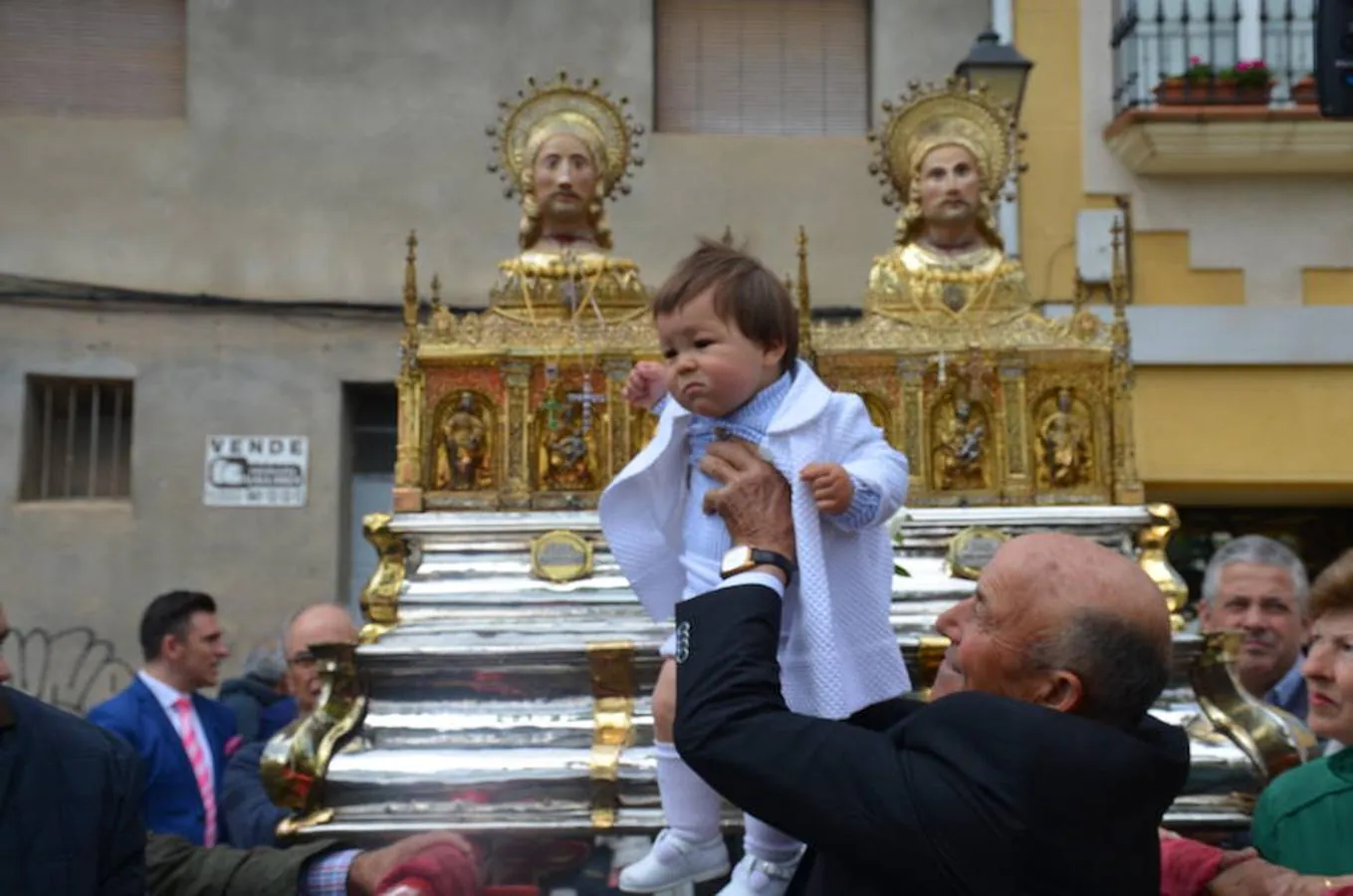 La procesión de San Isidro en Calahorra ha representado uno de los actos más emblemáticos de la celebración del patrón de los agricultores. No han faltado ruegos para una fecunda cosecha en la huerta local.