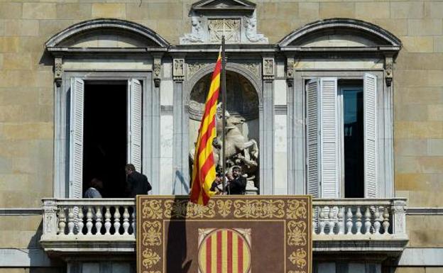 Torra toma posesión sin bandera de España, foto del Rey ni acatamiento a la Constitución