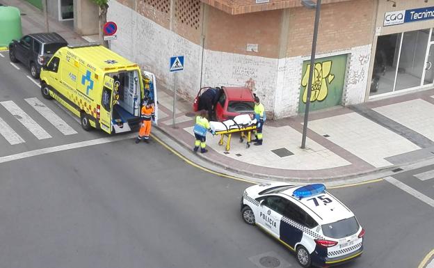Imagen principal - Un herido tras empotrar su coche contra un edificio en la calle Viveros 