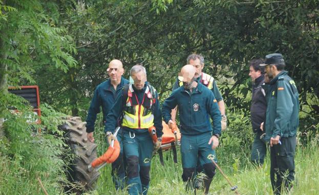 Miembros de la Guardia Civil, con los restos del cadáver.