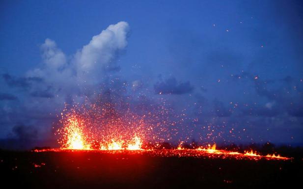 La erupción del volcán hawaiano Kilauea deja gigantescas nubes de cenizas
