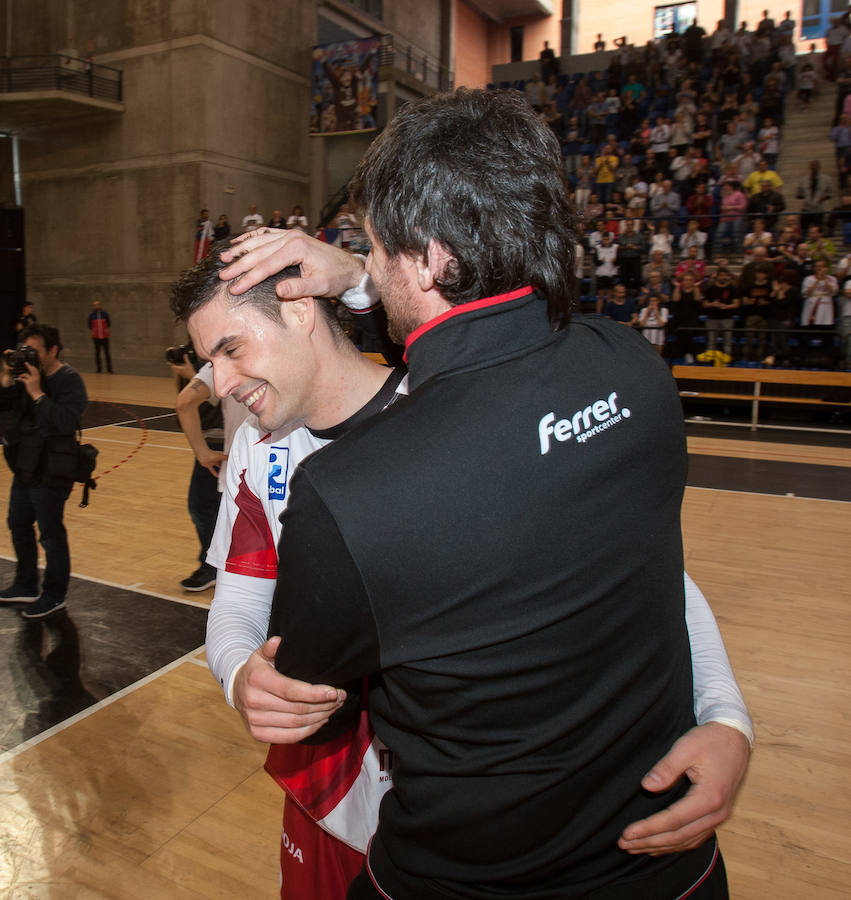 Una victoria y un montón de despedidas en un año especial para el BM Logroño. Las pasiones se desataron al final del partido contra el Benidorm (35-27) y los manteos de varios jugadores y de Jota, el entrenador que ha dirigido el club durante once temporadas.