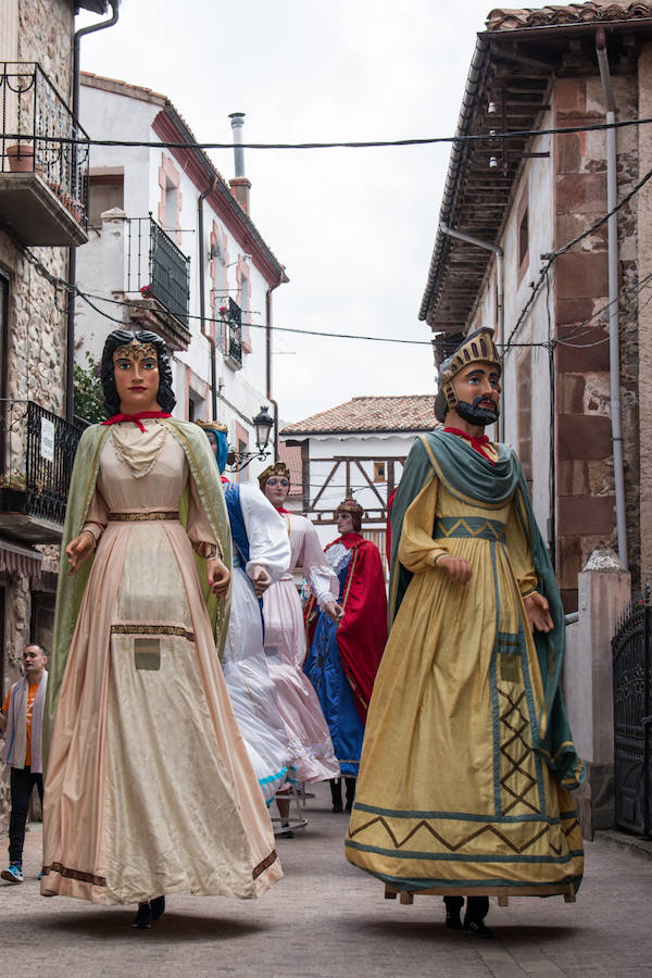 Inicio de las fiestas de Santa Bárbara, en Ezcaray, que se prolongarán hasta el próximo martes y que tendrán en las tradicionales 'vueltas', todos los días, su acto principal.