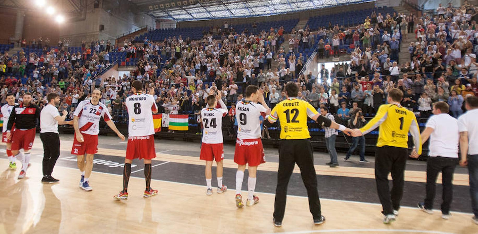 Una victoria y un montón de despedidas en un año especial para el BM Logroño. Las pasiones se desataron al final del partido contra el Benidorm (35-27) y los manteos de varios jugadores y de Jota, el entrenador que ha dirigido el club durante once temporadas.