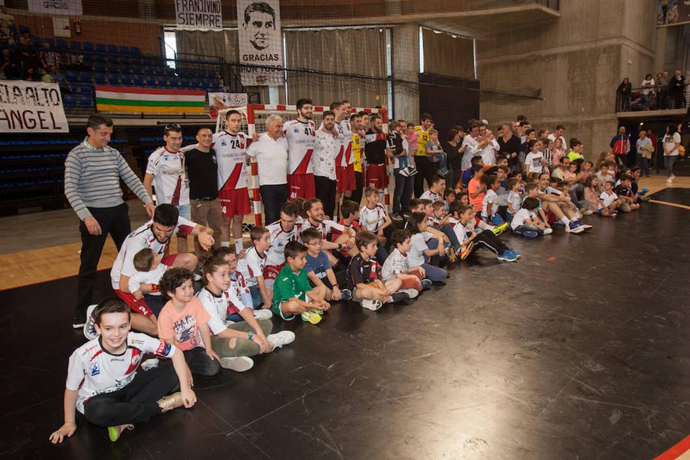 Una victoria y un montón de despedidas en un año especial para el BM Logroño. Las pasiones se desataron al final del partido contra el Benidorm (35-27) y los manteos de varios jugadores y de Jota, el entrenador que ha dirigido el club durante once temporadas.