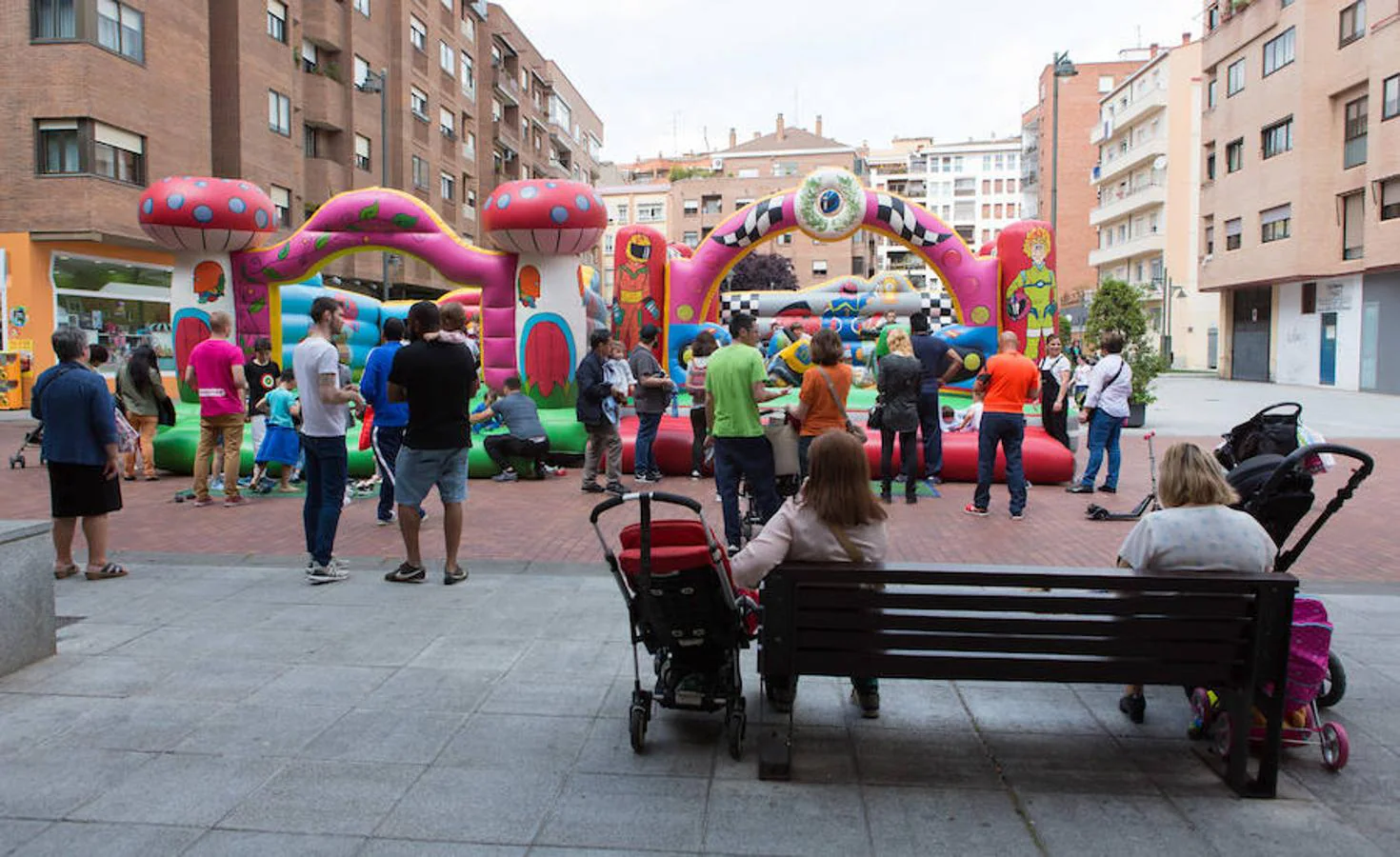 Ambiente animado en el centro de Logroño con motivo de la celebración de las fiestas del centro de Logroño, con música, hinchables y degustación de paella en la Plaza Pepe Eizaga.