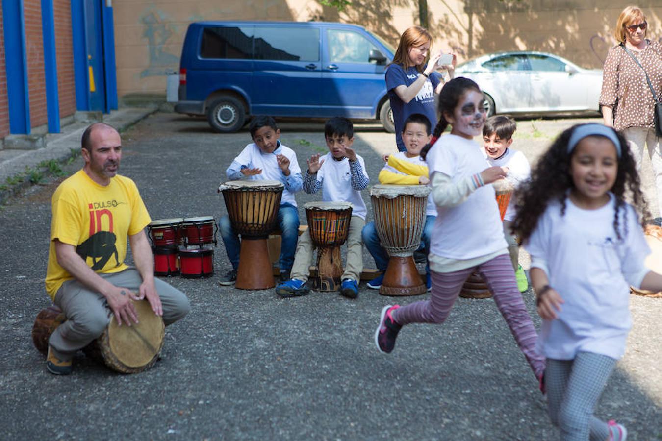 Una veintena de voluntarios de La Caixa han preparado una jornada lúdica para 90 niños y niñas en situación de vulnerabilidad, procedentes de CaixaProinfancia de la entidades Cáritas-Chavicar, YMCA, APIR, Rioja Acoge, Asprem-Asprodema, Alojamiento Alternativo y Rioja Sin Barreras.