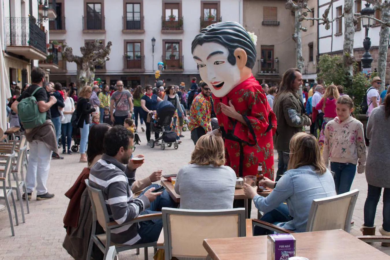 Inicio de las fiestas de Santa Bárbara, en Ezcaray, que se prolongarán hasta el próximo martes y que tendrán en las tradicionales 'vueltas', todos los días, su acto principal.