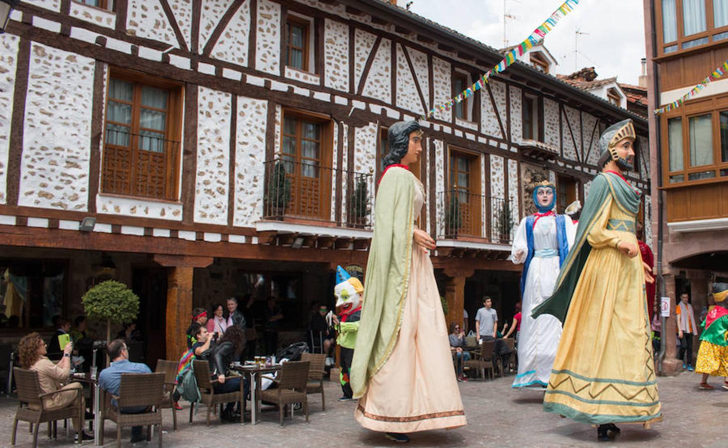 Inicio de las fiestas de Santa Bárbara, en Ezcaray, que se prolongarán hasta el próximo martes y que tendrán en las tradicionales 'vueltas', todos los días, su acto principal.