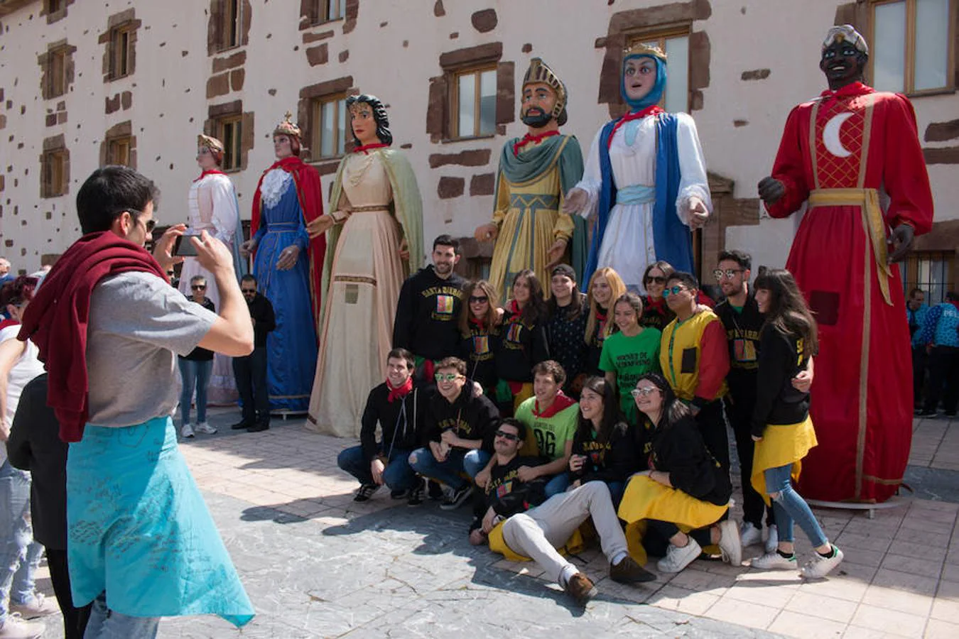 Inicio de las fiestas de Santa Bárbara, en Ezcaray, que se prolongarán hasta el próximo martes y que tendrán en las tradicionales 'vueltas', todos los días, su acto principal.