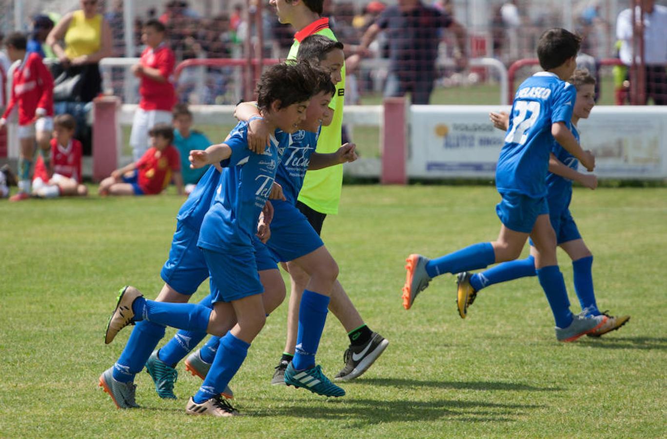 Alrededor de 500 niños de 32 equipos de fútbol 8 disputan el Torneo de fútbol benjamín (nacidos en el 2007 y 2008) que ha organizado el Varea con motivo de su 50 aniversario.