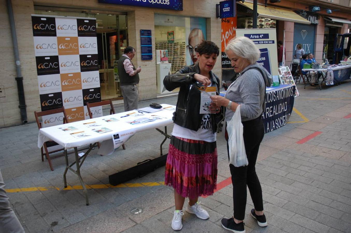 Arnedo ha celebrado esta mañana la II feria de asociaciones en la Puerta Munillo de Arnedo con la asistencia de 30 puestos.