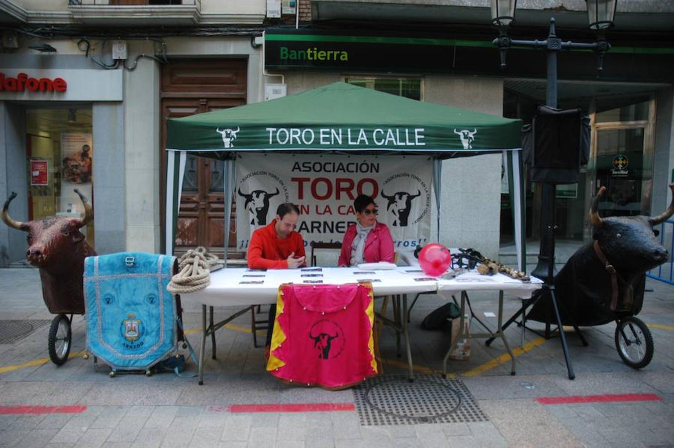 Arnedo ha celebrado esta mañana la II feria de asociaciones en la Puerta Munillo de Arnedo con la asistencia de 30 puestos.