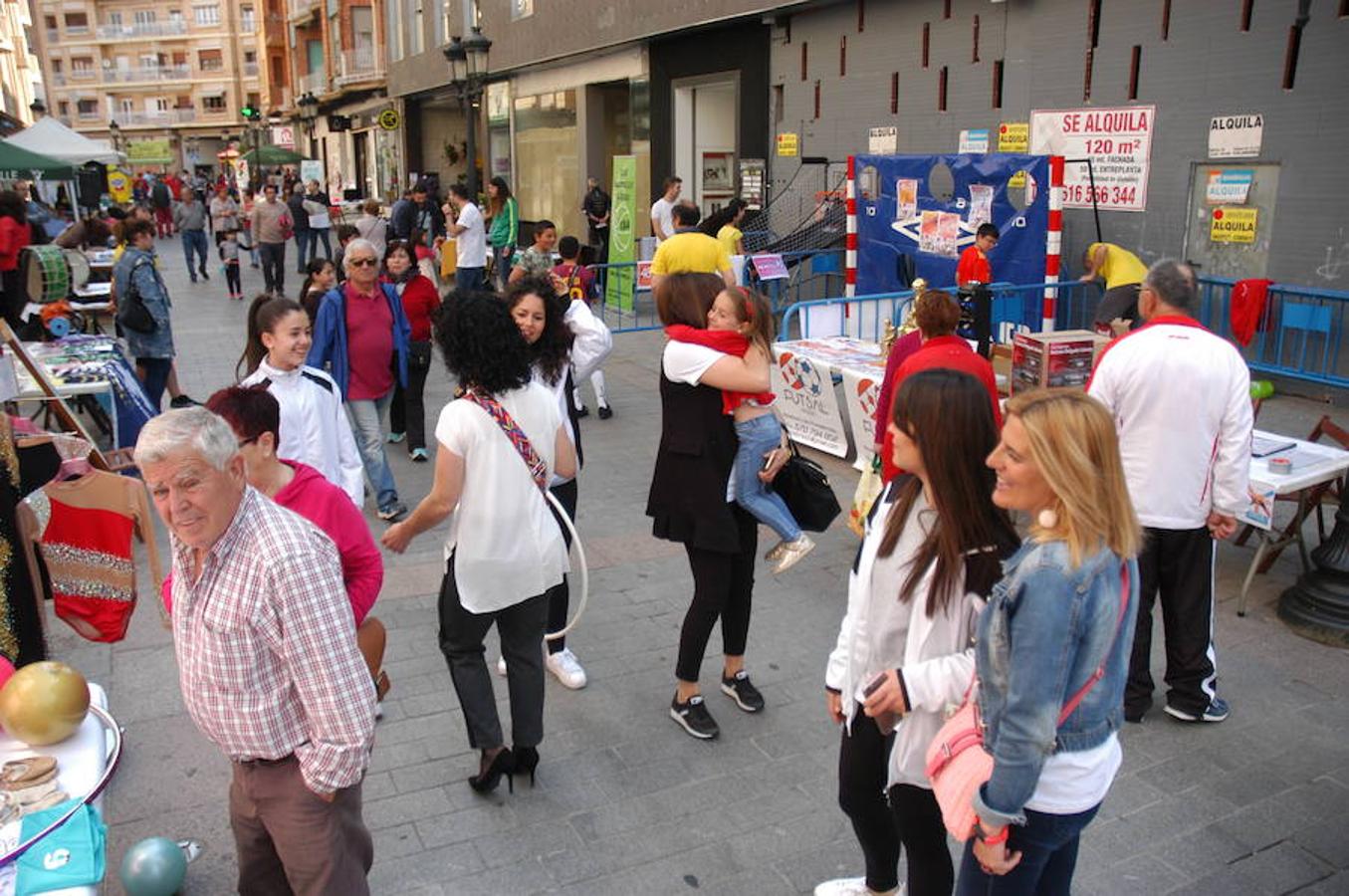 Arnedo ha celebrado esta mañana la II feria de asociaciones en la Puerta Munillo de Arnedo con la asistencia de 30 puestos.