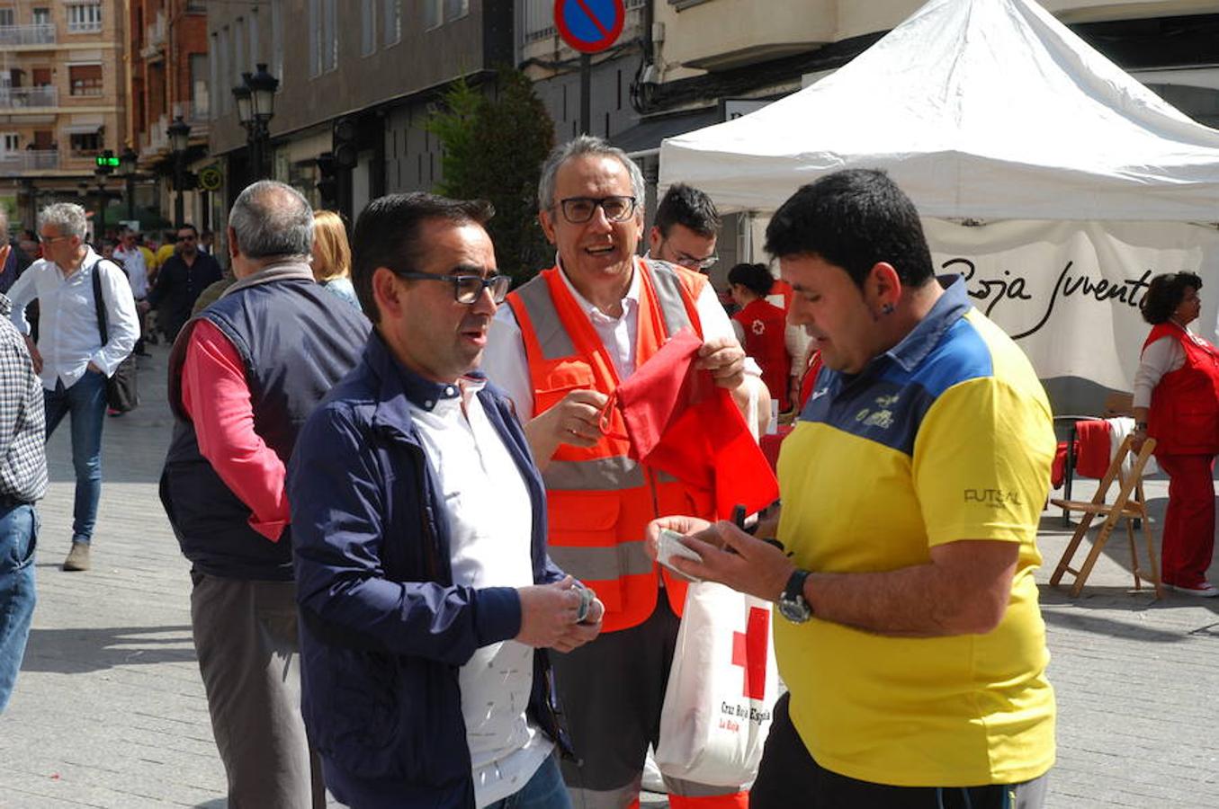 Arnedo ha celebrado esta mañana la II feria de asociaciones en la Puerta Munillo de Arnedo con la asistencia de 30 puestos.