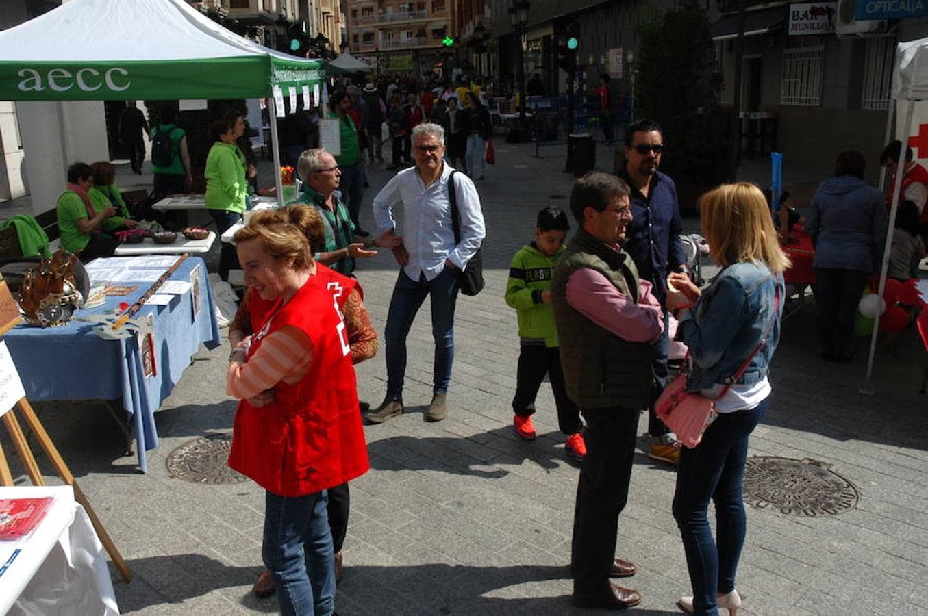 Arnedo ha celebrado esta mañana la II feria de asociaciones en la Puerta Munillo de Arnedo con la asistencia de 30 puestos.