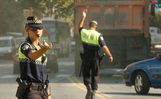 Dos agentes de la Policía dirigen el tráfico en una calle. 