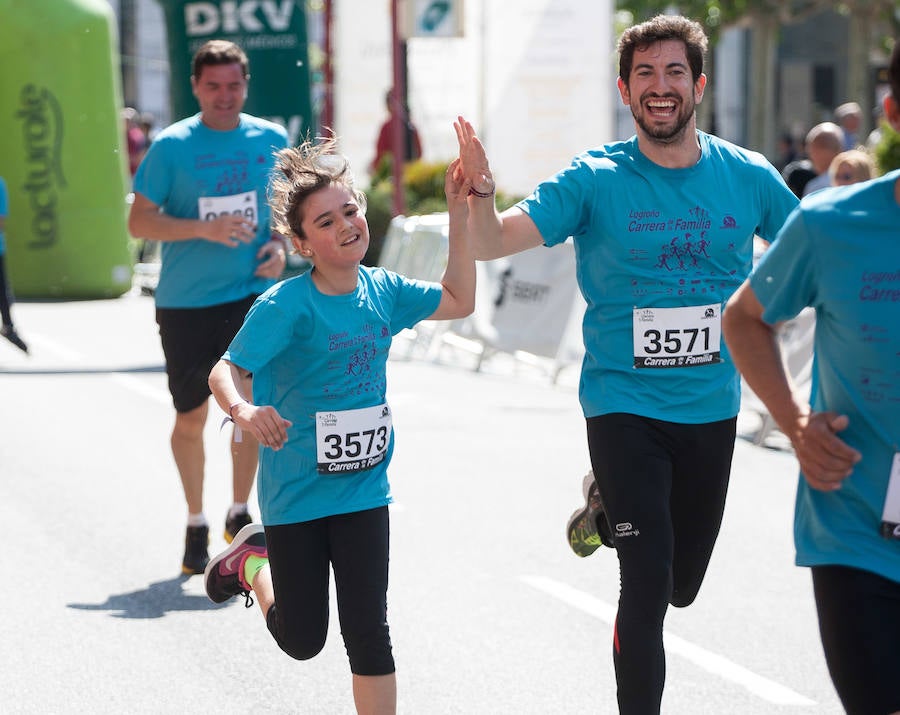 La Carrera de la Familia, organizada por la asociación 'Corre que te pillo', ha discurrido esta mañana por Logroño por un circuito urbano de 3.800 metros ideado para disfrutar en familia y de paso solidarizarse con una buena causa como es el estudio del síndrome de Hunter.