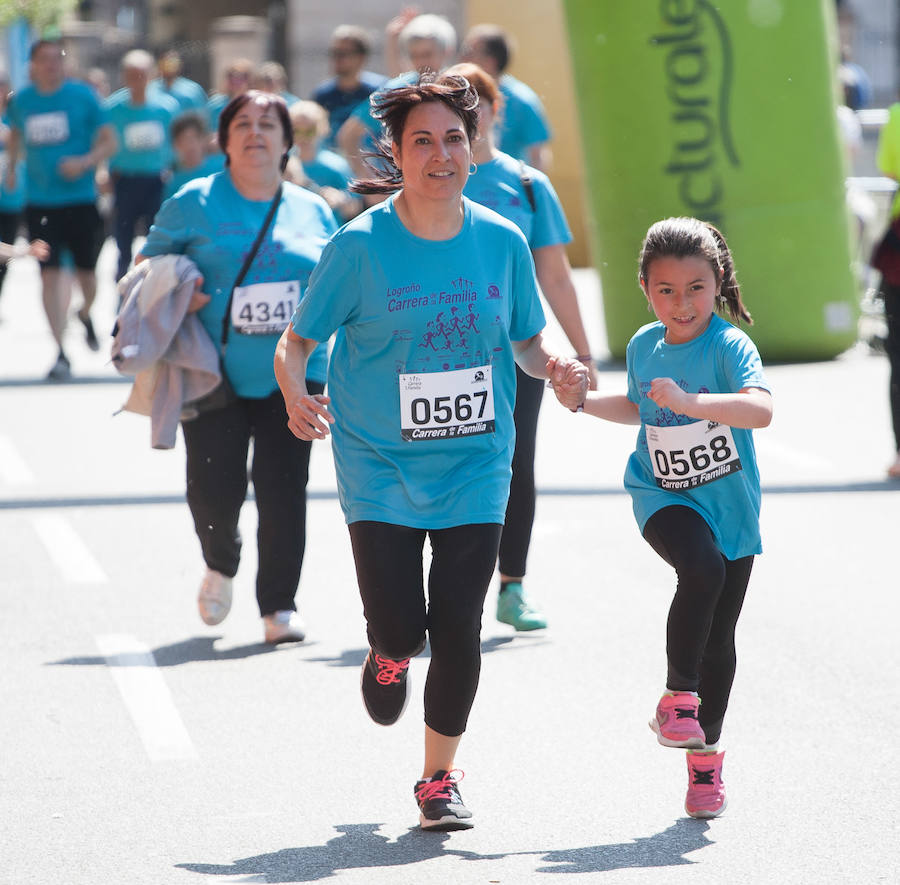 La Carrera de la Familia, organizada por la asociación 'Corre que te pillo', ha discurrido esta mañana por Logroño por un circuito urbano de 3.800 metros ideado para disfrutar en familia y de paso solidarizarse con una buena causa como es el estudio del síndrome de Hunter.