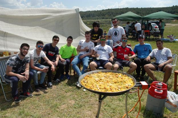 Una de las cuadrillas, ayer en la romería de Pradejón. :: s.s.j.