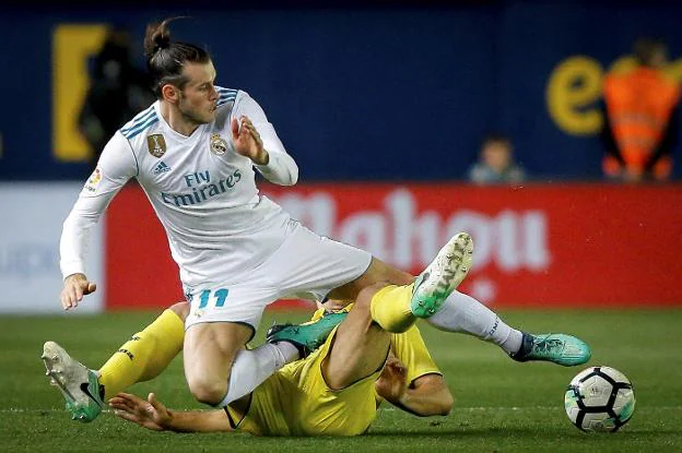 Gareth Bale lucha un balón con un jugador del Villarreal. :: efe