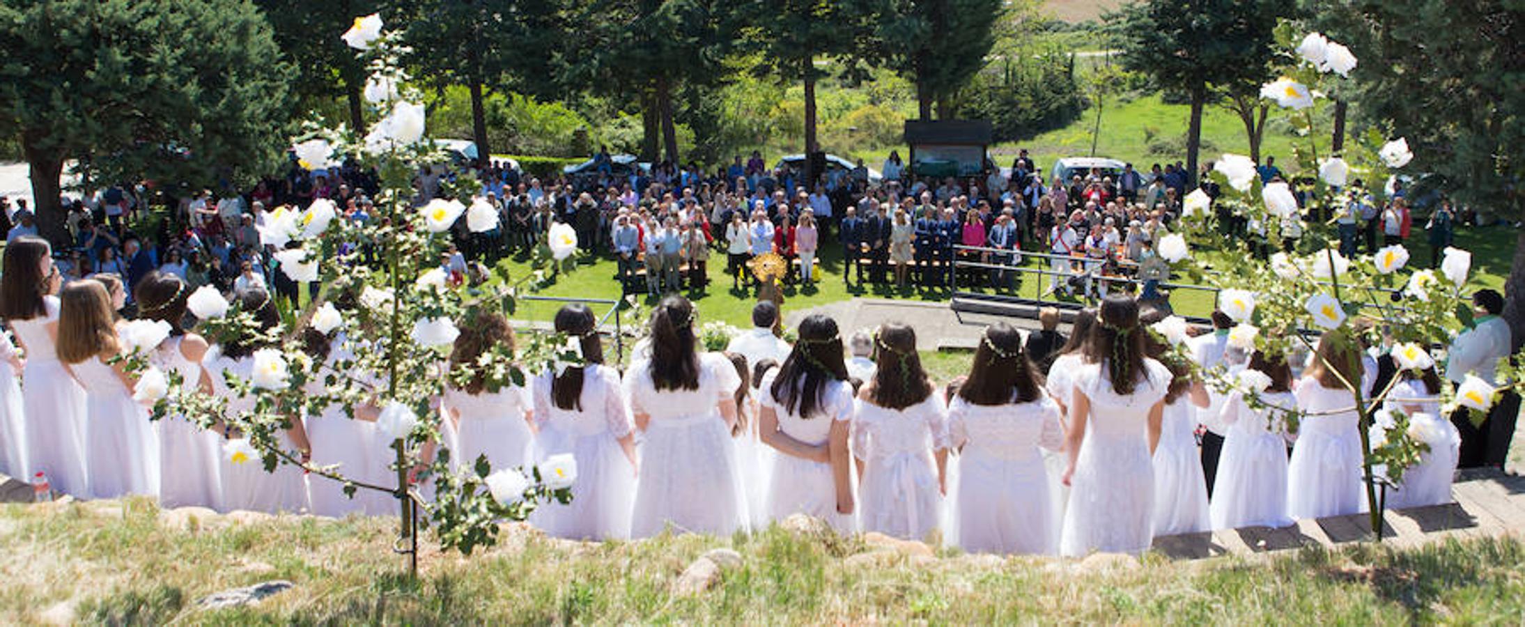 Tradicional procesión de las 100 Doncellas de Sorzan que ha vuelto a congregar a una gran cantidad de visitantes en una jornada de climatología perfecta.