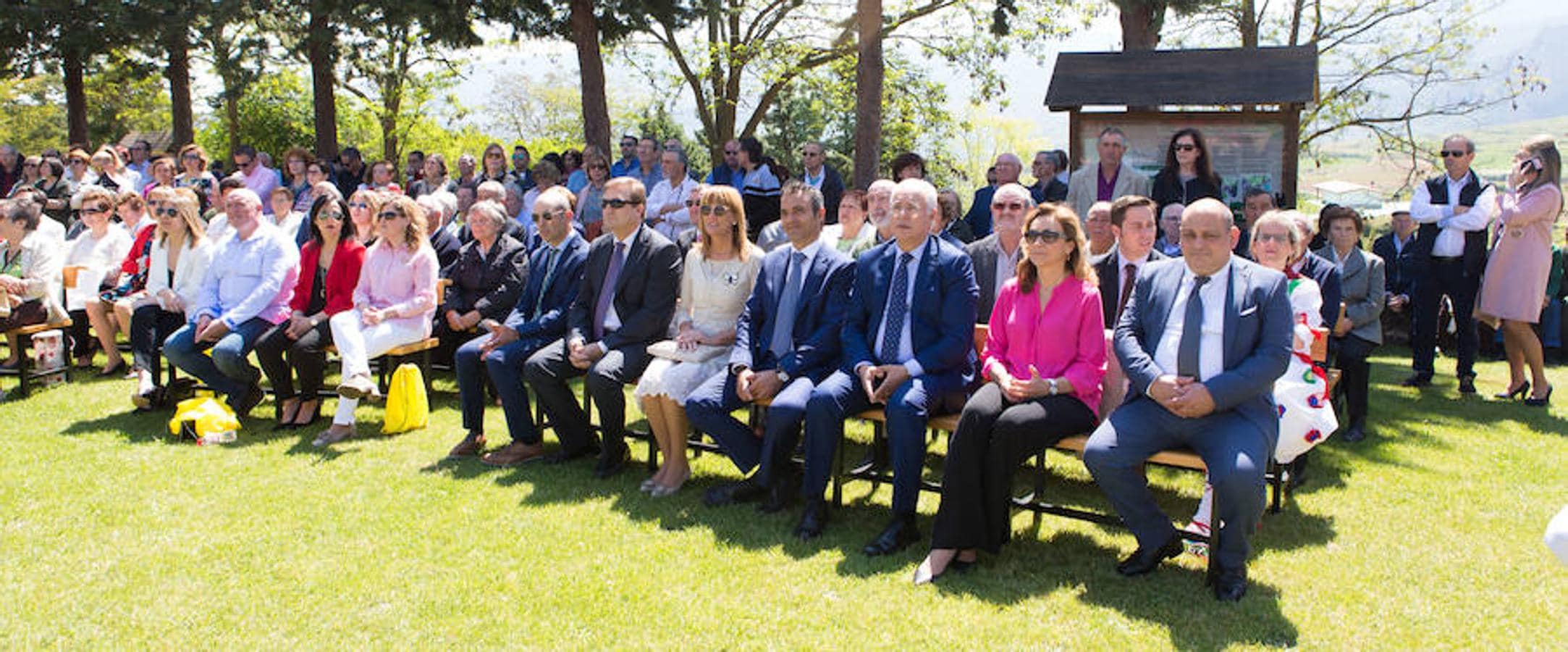 Tradicional procesión de las 100 Doncellas de Sorzan que ha vuelto a congregar a una gran cantidad de visitantes en una jornada de climatología perfecta.