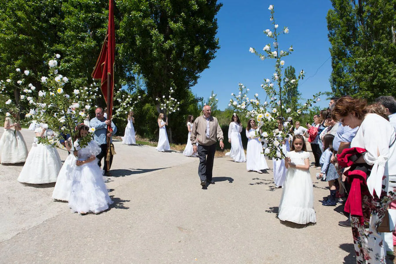 Tradicional procesión de las 100 Doncellas de Sorzano que ha vuelto a congregar a una gran cantidad de visitantes en una jornada de climatología perfecta.