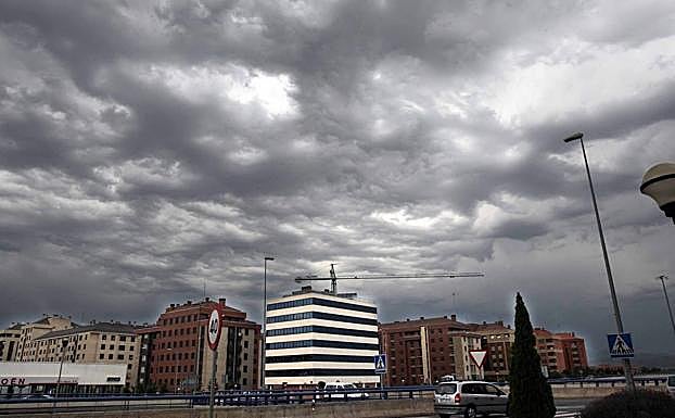 Imagen de archivo de una tormenta sobre Logroño
