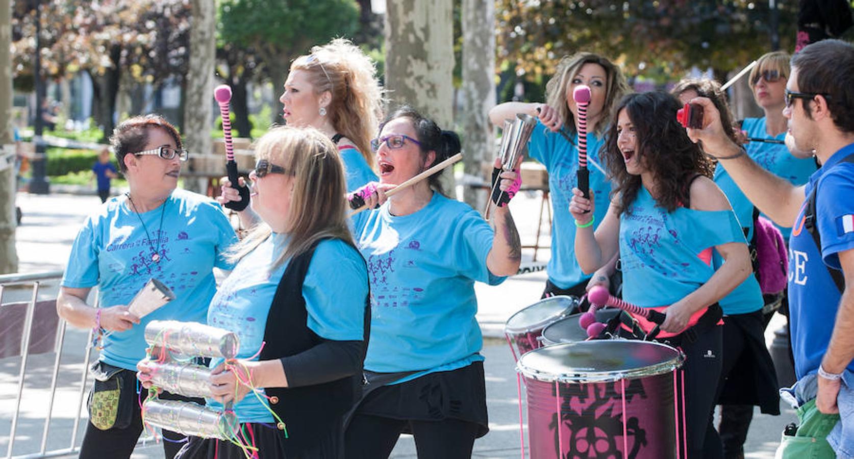 La Carrera de la Familia, organizada por la asociación 'Corre que te pillo', ha discurrido esta mañana por Logroño por un circuito urbano de 3.800 metros ideado para disfrutar en familia y de paso solidarizarse con una buena causa como es el estudio del síndrome de Hunter.