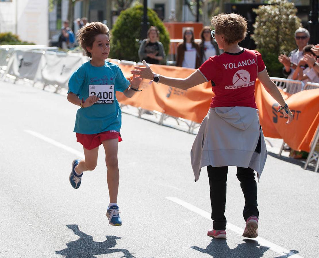 La Carrera de la Familia, organizada por la asociación 'Corre que te pillo', ha discurrido esta mañana por Logroño por un circuito urbano de 3.800 metros ideado para disfrutar en familia y de paso solidarizarse con una buena causa como es el estudio del síndrome de Hunter.