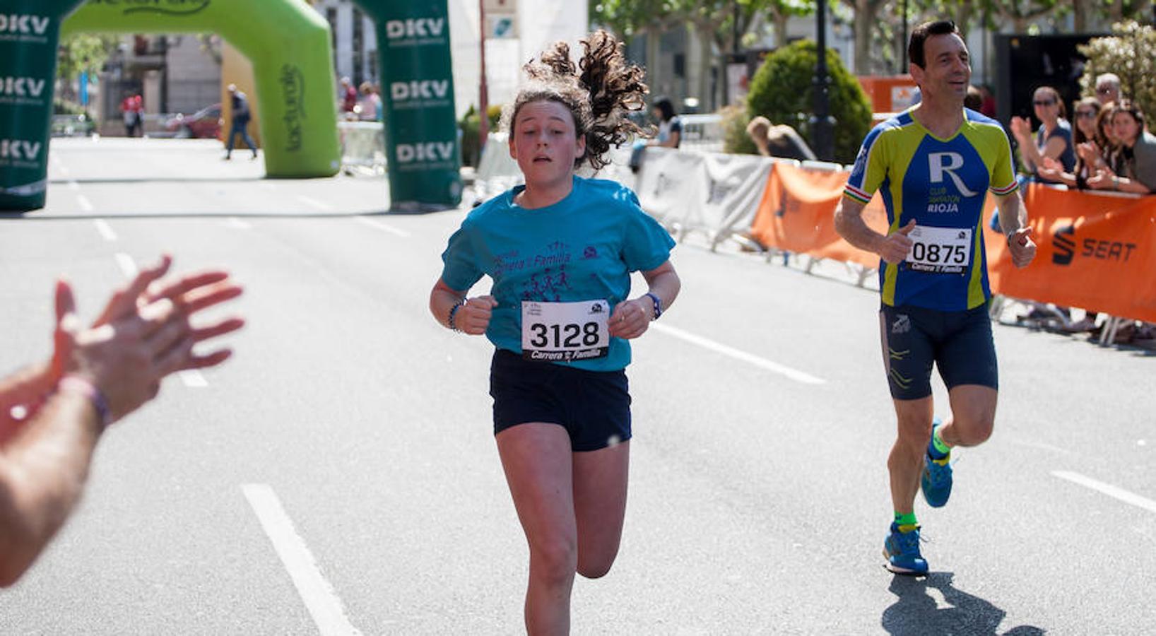 La Carrera de la Familia, organizada por la asociación 'Corre que te pillo', ha discurrido esta mañana por Logroño por un circuito urbano de 3.800 metros ideado para disfrutar en familia y de paso solidarizarse con una buena causa como es el estudio del síndrome de Hunter.