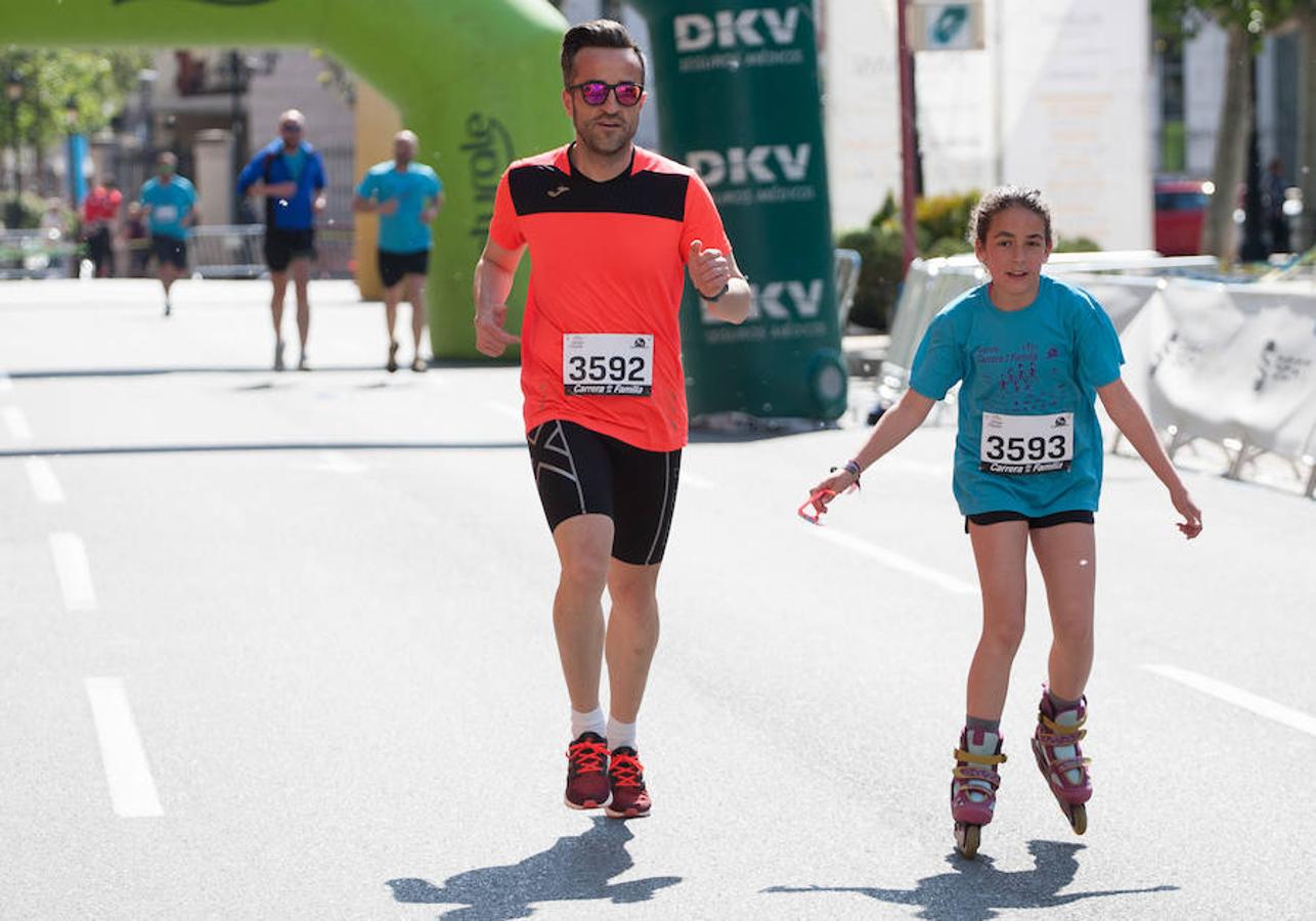 La Carrera de la Familia, organizada por la asociación 'Corre que te pillo', ha discurrido esta mañana por Logroño por un circuito urbano de 3.800 metros ideado para disfrutar en familia y de paso solidarizarse con una buena causa como es el estudio del síndrome de Hunter.