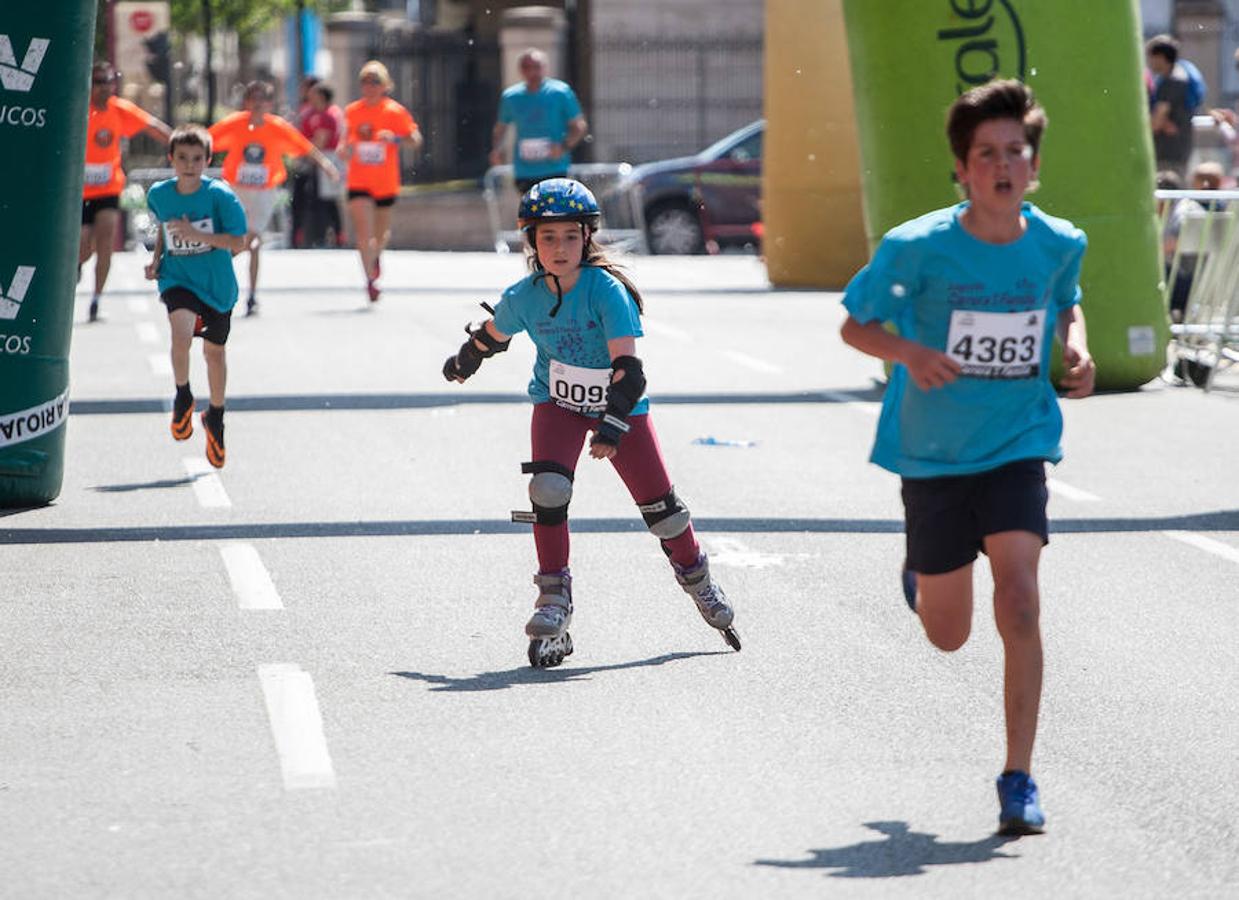 La Carrera de la Familia, organizada por la asociación 'Corre que te pillo', ha discurrido esta mañana por Logroño por un circuito urbano de 3.800 metros ideado para disfrutar en familia y de paso solidarizarse con una buena causa como es el estudio del síndrome de Hunter.