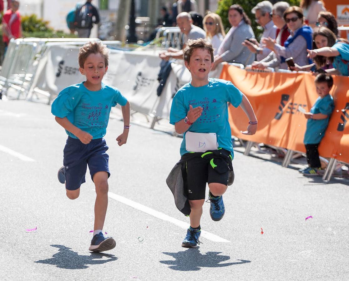 La Carrera de la Familia, organizada por la asociación 'Corre que te pillo', ha discurrido esta mañana por Logroño por un circuito urbano de 3.800 metros ideado para disfrutar en familia y de paso solidarizarse con una buena causa como es el estudio del síndrome de Hunter. 