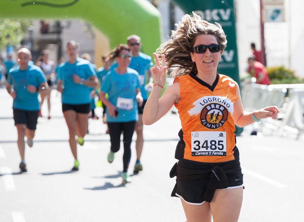 La Carrera de la Familia, organizada por la asociación 'Corre que te pillo', ha discurrido esta mañana por Logroño por un circuito urbano de 3.800 metros ideado para disfrutar en familia y de paso solidarizarse con una buena causa como es el estudio del síndrome de Hunter. 