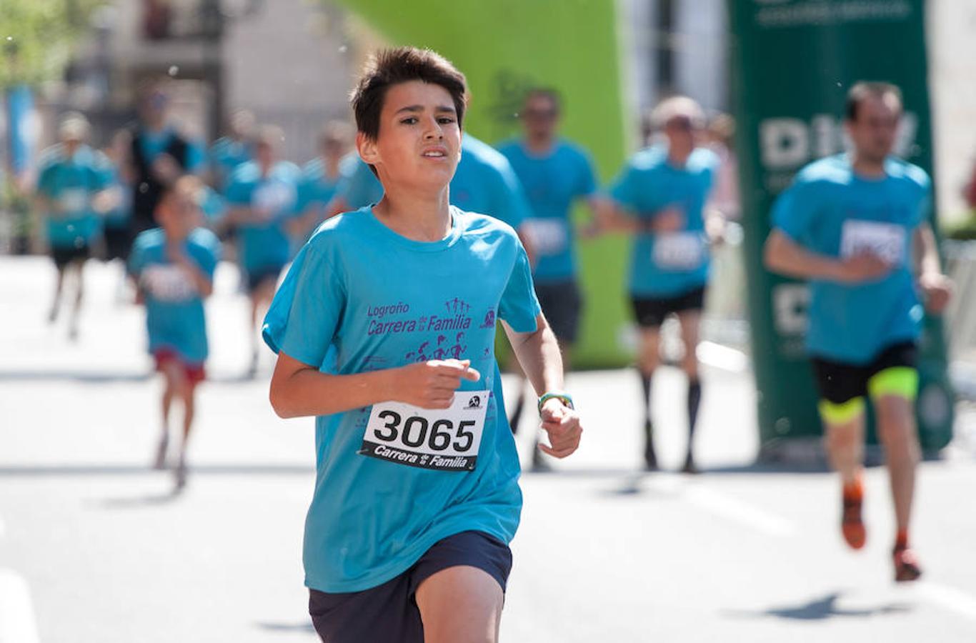 La Carrera de la Familia, organizada por la asociación 'Corre que te pillo', ha discurrido esta mañana por Logroño por un circuito urbano de 3.800 metros ideado para disfrutar en familia y de paso solidarizarse con una buena causa como es el estudio del síndrome de Hunter. 