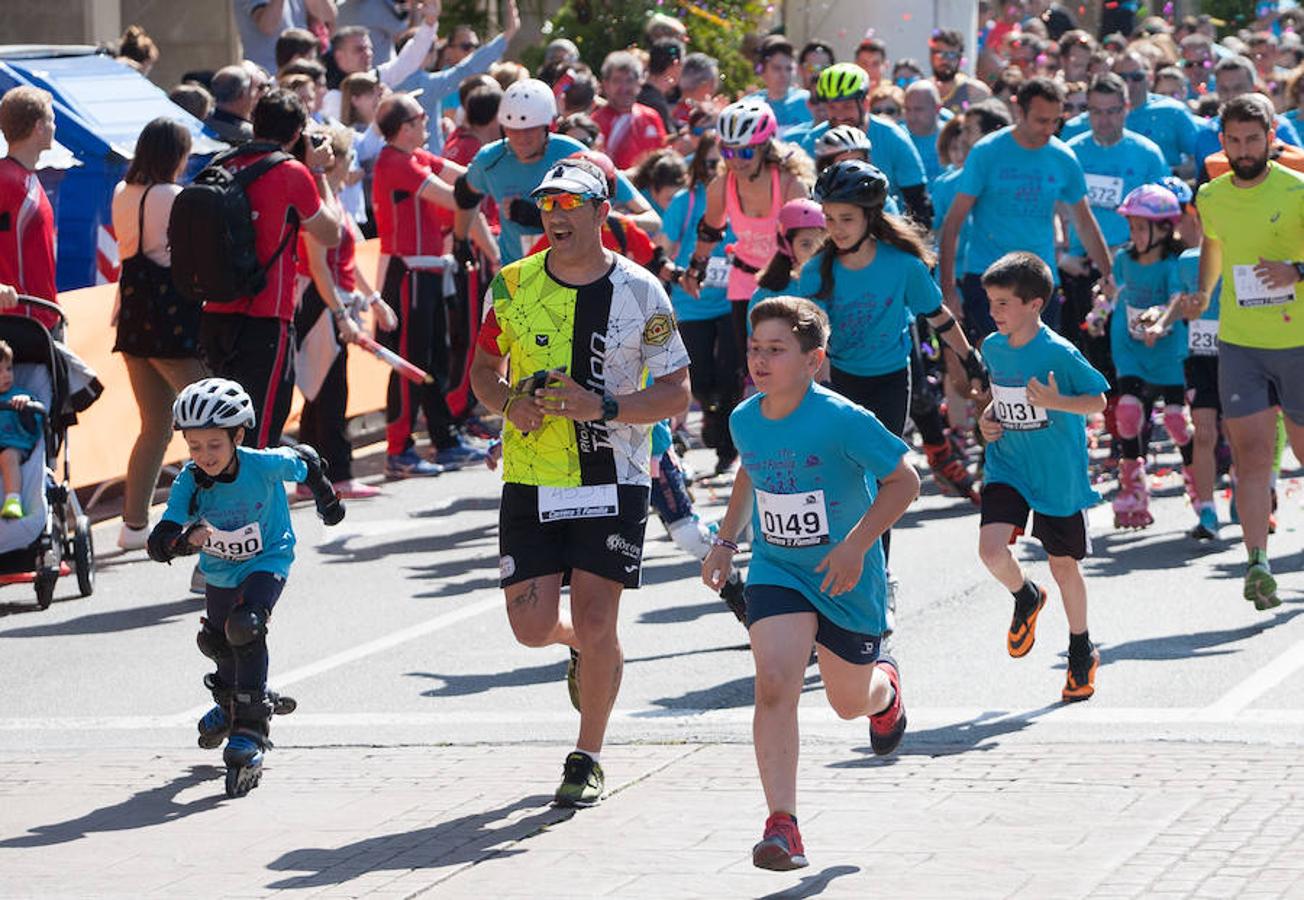 La Carrera de la Familia, organizada por la asociación 'Corre que te pillo', ha discurrido esta mañana por Logroño por un circuito urbano de 3.800 metros ideado para disfrutar en familia y de paso solidarizarse con una buena causa como es el estudio del síndrome de Hunter. 