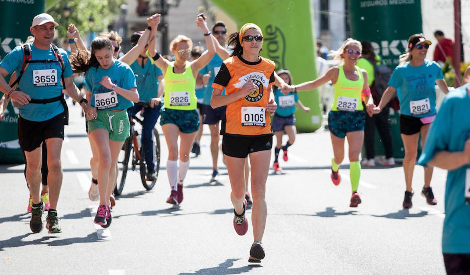 La Carrera de la Familia, organizada por la asociación 'Corre que te pillo', ha discurrido esta mañana por Logroño por un circuito urbano de 3.800 metros ideado para disfrutar en familia y de paso solidarizarse con una buena causa como es el estudio del síndrome de Hunter. 