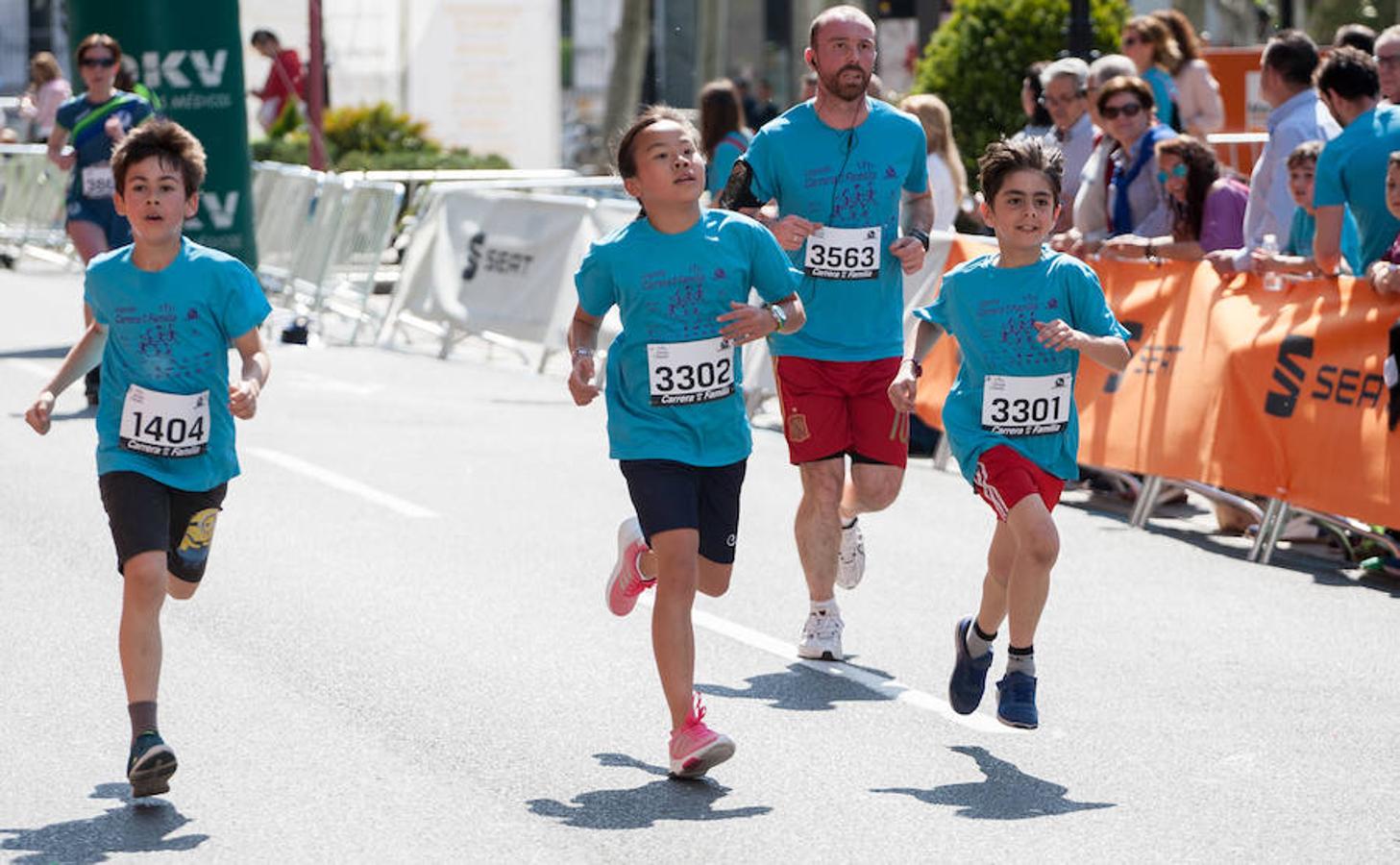 La Carrera de la Familia, organizada por la asociación 'Corre que te pillo', ha discurrido esta mañana por Logroño por un circuito urbano de 3.800 metros ideado para disfrutar en familia y de paso solidarizarse con una buena causa como es el estudio del síndrome de Hunter. 